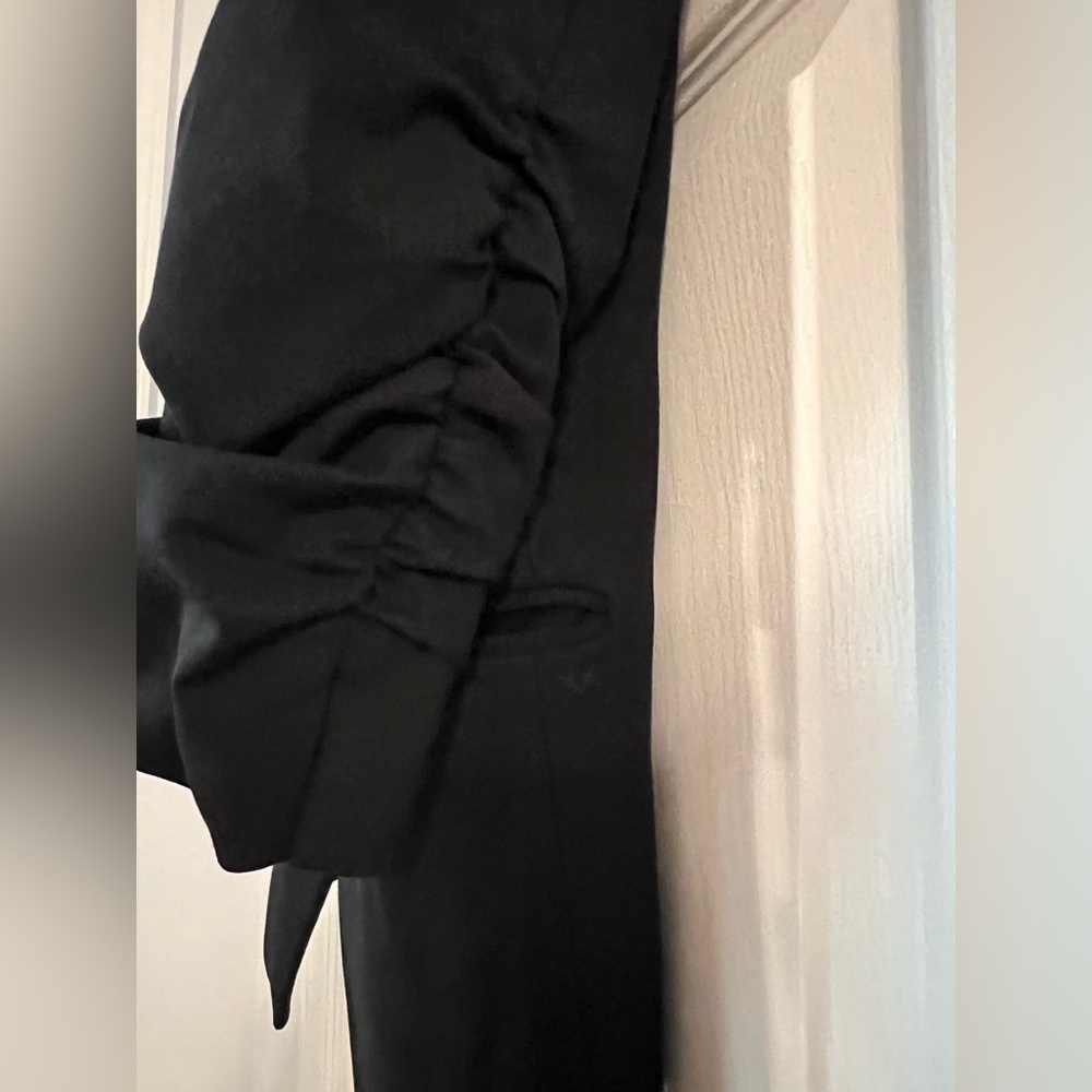 Gorgeous Elizabeth and James Blazer 
Size 6 Black scrunched sleeves long front - Picture 12 of 12